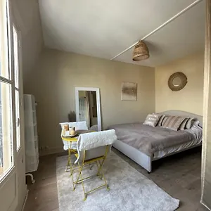 Appartement Studio Entierement Renove Place De La Bastille, Paris
